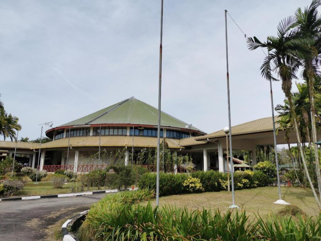 Oyo 89972 Borneo Paradise Beach Hotel Kota Kinabalu Exteriör bild