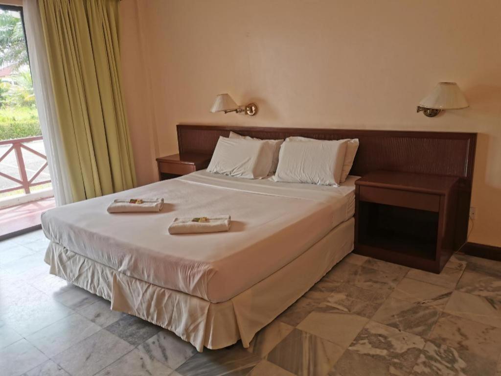 Oyo 89972 Borneo Paradise Beach Hotel Kota Kinabalu Exteriör bild