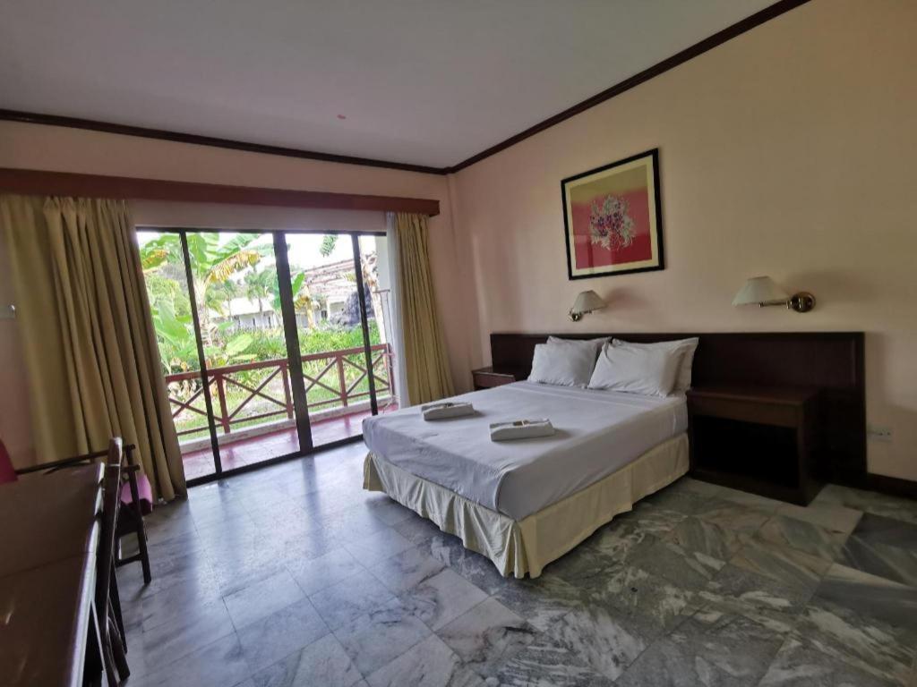 Oyo 89972 Borneo Paradise Beach Hotel Kota Kinabalu Exteriör bild