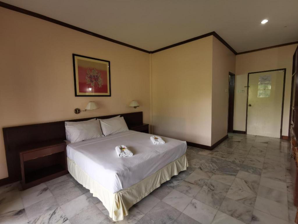 Oyo 89972 Borneo Paradise Beach Hotel Kota Kinabalu Exteriör bild