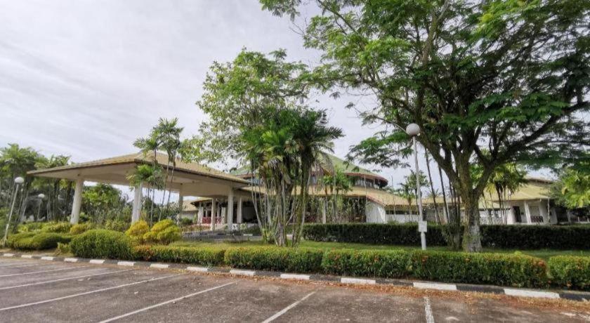 Oyo 89972 Borneo Paradise Beach Hotel Kota Kinabalu Exteriör bild